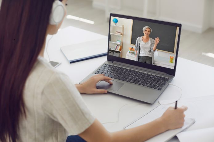 Coursera lança 7 novos cursos de IA para capacitação profissional
