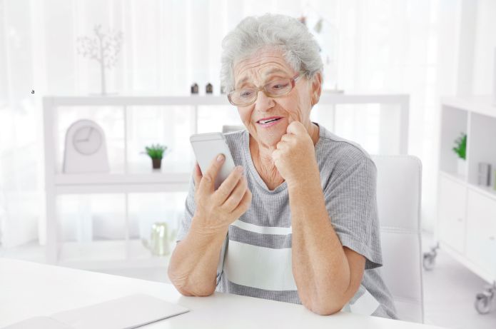 Empresa criada por empresário da área da educação ensina idosos acima dos 60 anos a mexer no celular