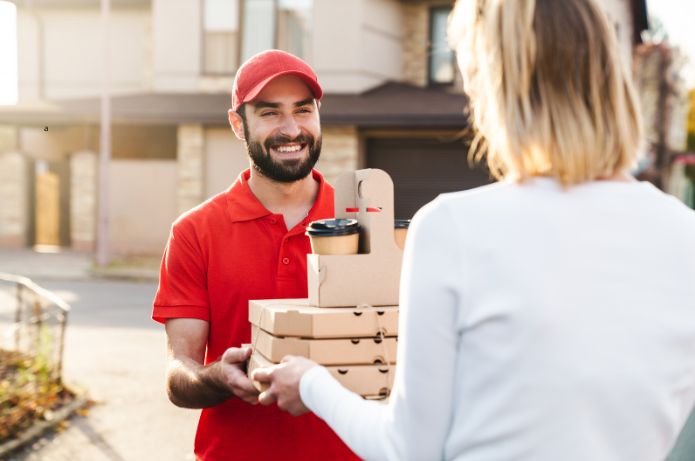 Quatro em cada dez pessoas pedem comida via delivery no Brasil, revela a Ticket